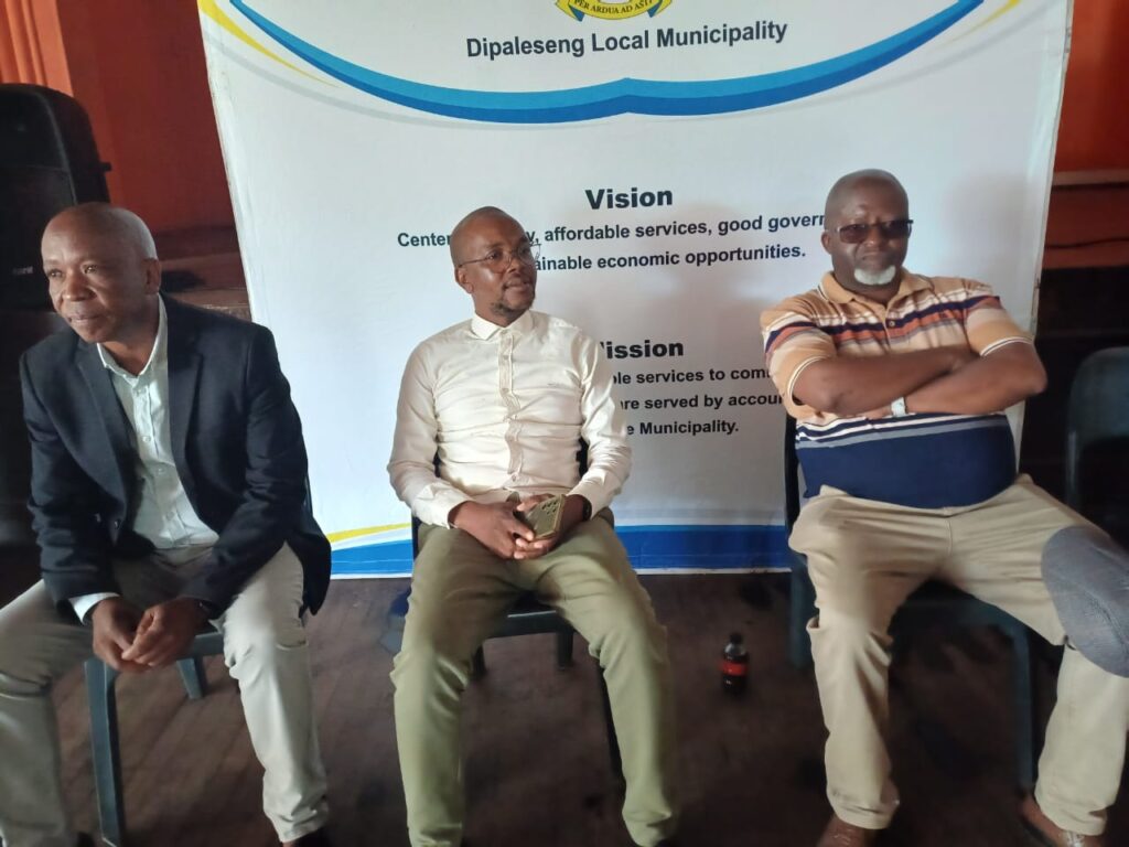 Dipaleseng Local Municipality Speaker Cllr Xolani Shozi (centre) led the information session for the SASSA card migration