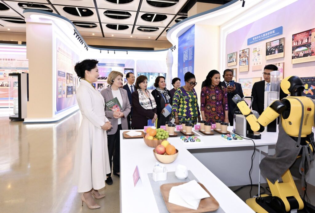 Peng Liyuan, wife of President Xi Jinping and a delegations from the United Nations toured an exhibition on China’s progress in digital and intelligent empowerment for women and girls.