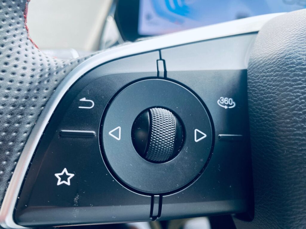The Beijing X55 Plus steering wheel is embedded with the 360 degree camera making it convenient for the driver to see all around the vehicle.